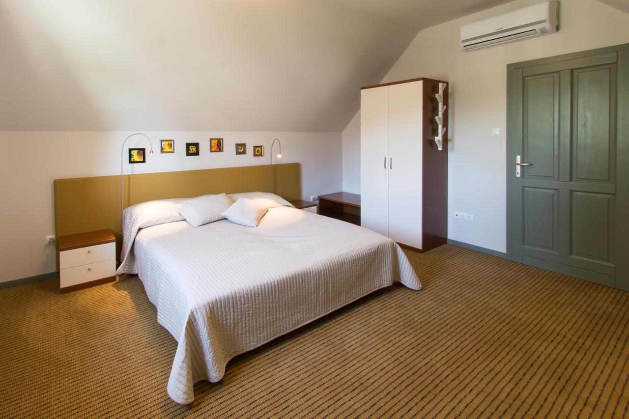 Villa Oliva Boutique Rooms Zamárdi Eksteriør billede